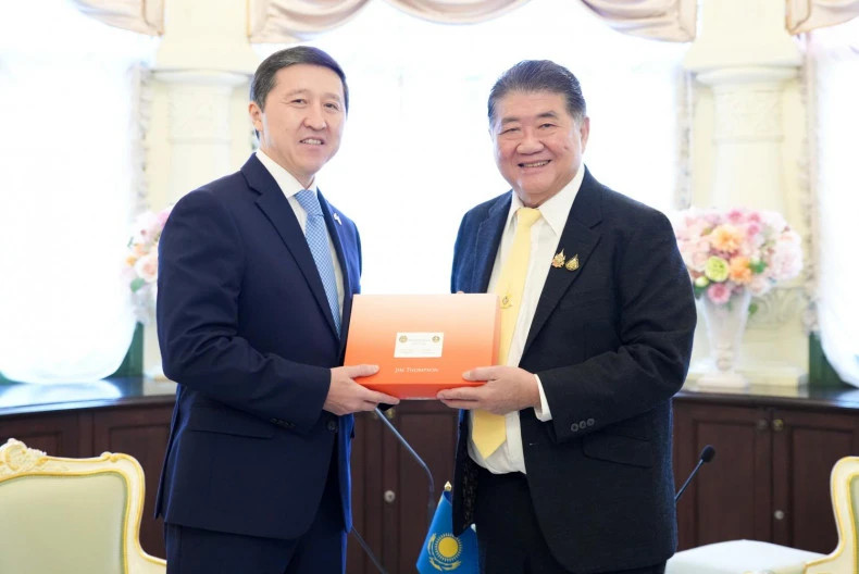 Thai Commerce Minister Phumtham Wechayachai (right) with Arman Issetov, Kazakhstan's ambassador to Thailand. Photo courtesy of  bangkokpost.com.