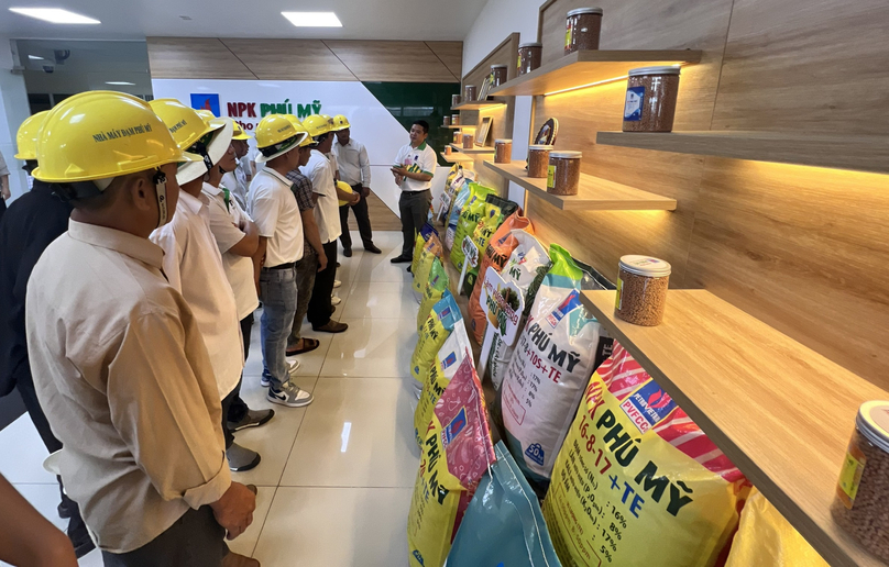 Sugarcane farmers visit the Phu My fertilizer factory. Photo courtesy of PVFCCo.