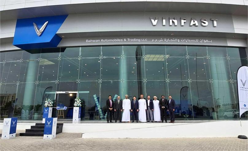 Ta Xuan Hien, CEO of VinFast Middle East (fourth from left), and Sheikh Abdullah Bahwan, executive director of Bahwan Automobiles and Trading (fith from left), with representatives of both sides at the opening ceremony of VinFast’s first showroom in the Middle East. Photo courtesy of VinFast.