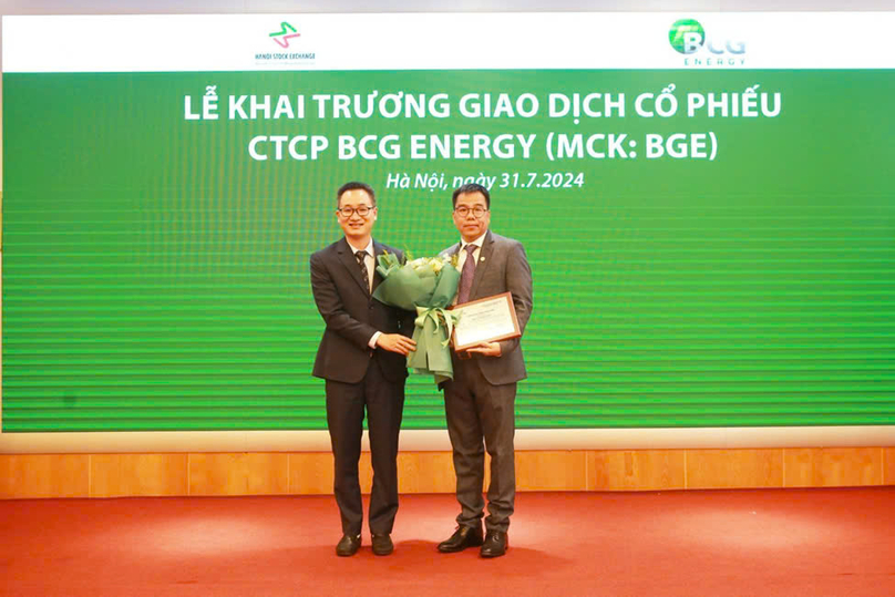 CEO of BCG Energy Pham Minh Tuan receives a certificate recognizing the registering of BGE shares at the Hanoi Stock Exchange (HNX). Photo courtesy of Bamboo Capital.