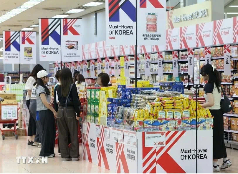  Shoppers at a Lotte Mart in Seoul. Photo courtesy of Yonhap/VNA.