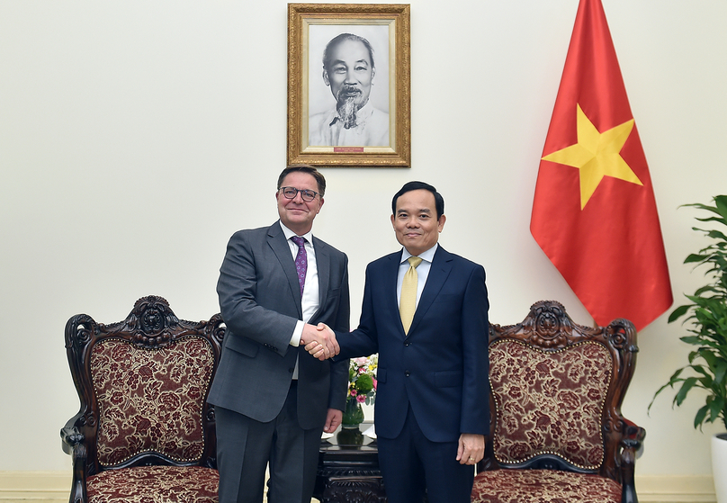 Stefan Grosch (left), a management member and director of industrial relations at German engineering and tech giant Bosch, meets with Deputy Prime Minister Tran Luu Quang, Hanoi, August 1, 2024. Photo courtesy of the government's news portal.