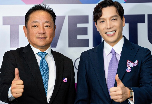 Nobuyuki Fujiwara, CEO of Aeon Entertainment JSC (left), and Bui Quang Minh, chairman of Beta Group, show the thumbs up sign after announcing the establishment of a joint venture between the two companies, Ho Chi Minh City, July 31, 2024. Photo courtesy of Beta.