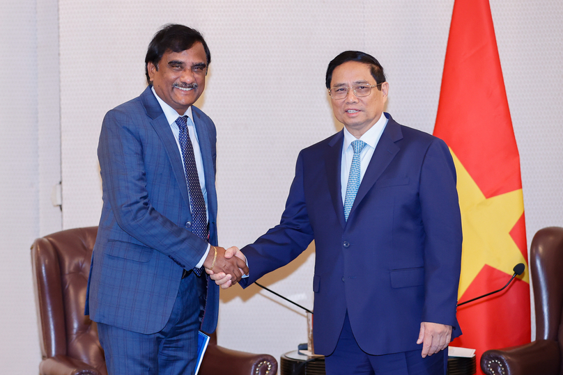 Ramesh Babu, chairman and managing director of SMS Pharmaceuticals, and Prime Minister Pham Minh Chinh (right), meet in New Delhi, July 31, 2024. Photo courtesy of the government news portal.