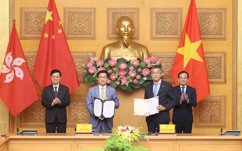 Vietnamese Deputy Prime Minister Tran Luu Quang (right) and Hong Kong Chief Executive John Lee Ka-chiu (left) at an MoU signing ceremony between Vietnam Airlines and HKIA in Hanoi, August 1, 2024. Photo courtesy of Vietnam Airlines.