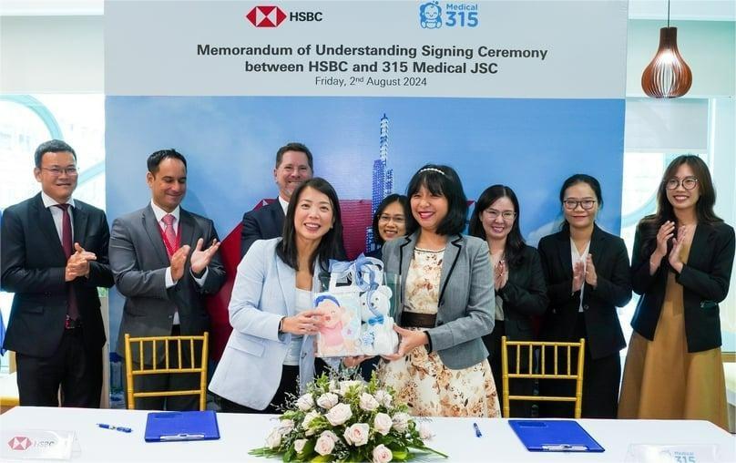 Nguyen Huynh Van Vy (front right), CEO of 315 Medical, and Luanne Lim, chief executive, Hong Kong, HSBC, sign an MoU on August 2, 2024. Photo courtesy of HSBC.