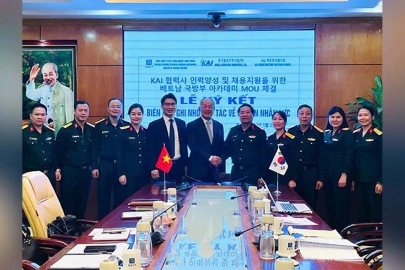 Representatives of the Korea Aerospace Industries Ltd (KAI) and GAET, a public enterprise under the Vietnamese Ministry of National Defence, sign an MoU. Photo courtesy of Yonhap.