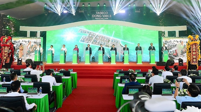 Representatives from the Ministry of Construction, provincial authorities, and Taseco Land join the breakingground ceremony of the Dong Van III Taseco Industrial Park in Ha Nam province, northern Vietnam, August 3, 2024. Photo courtesy of Xay Dung (Construction) newspaper.