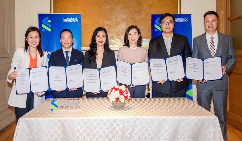 (From left) Rose Kay, chief operating officer, Standard Chartered Hong Kong; Dinh Duc Thang, chairman, Stavian Group; Nguyen Thuy Hanh, deputy general director, head of corporate and investment banking, Standard Chartered Vietnam; Mary Huen, CEO, Standard Chartered Hong Kong; Jason Cheung, marketing director, Kingboard; and Derek Chan, general manager, Vietnam, Computime, take part in the MOU signing ceremony in Ho Chi Minh City. Photo courtesy of Standard Chartered.