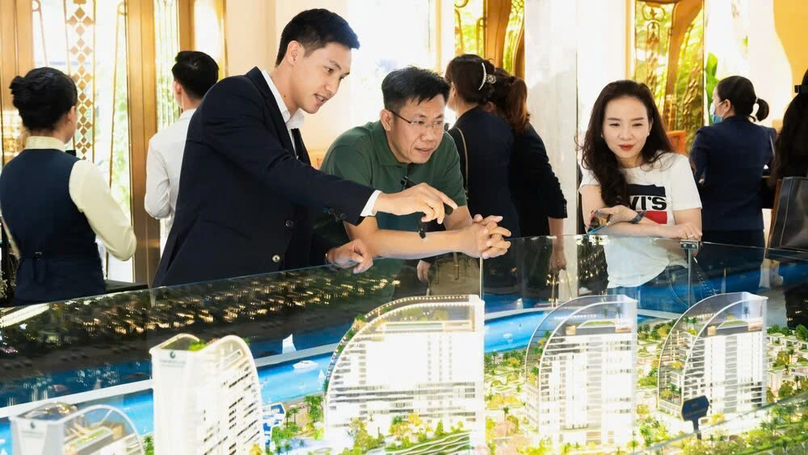 Prospective customers get introduced to a real estate project. Photo by The Investor/Minh Phuong.