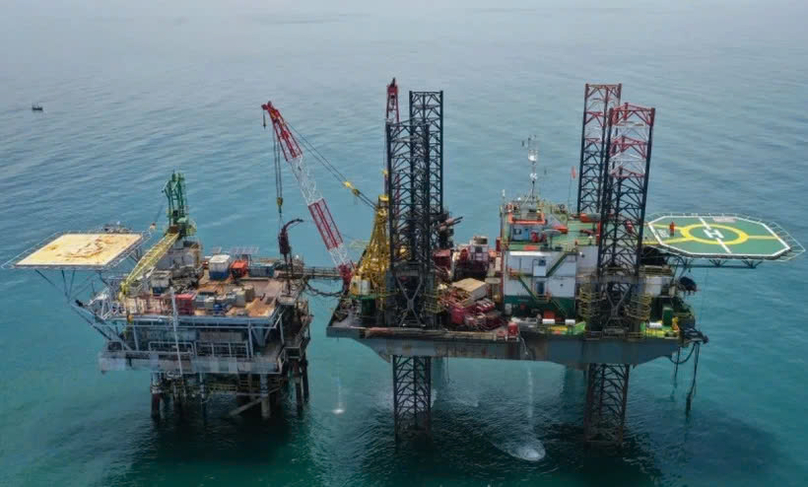 Rig minyak dan gas milik PT. Pertagas Hulu Energi (PHE) Offshore North West Java (ONWJ) terlihat pada tanggal 2 April 2023 di perairan Indramayu, Jawa Barat. Foto milik Antara.