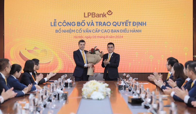 CEO of LPBank Ho Nam Tien (standing, right) congratulates Loic Faussier on his new role, Hanoi, August 5, 2024. Photo courtesy of the bank.