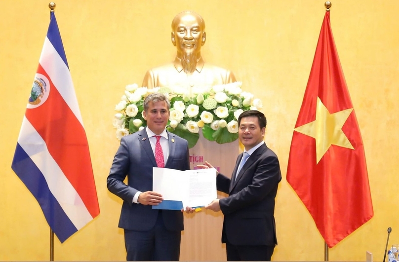  Costa Rican Minister of Foreign Trade Manuel Tovar Rivera hands over a diplomatic note to the Vietnamese Minister of Industry and Trade Nguyen Hong Dien in Hanoi, August 5, 2024. Photo courtesy of the MoIT.