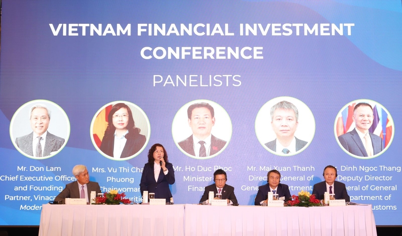 State Securities Commission chairwoman Vu Thi Chan Phuong (standing) speaks at the Vietnam Financial Investment conference in Singapore on August 6, 2024. Photo courtesy of the SSC.