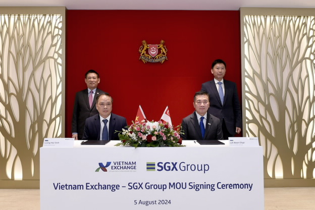 Representatives of the Vietnam Exchange and the Singapore Exchange sign an MoU in Singapore on August 5, 2024. Photo courtesy of the SSC.