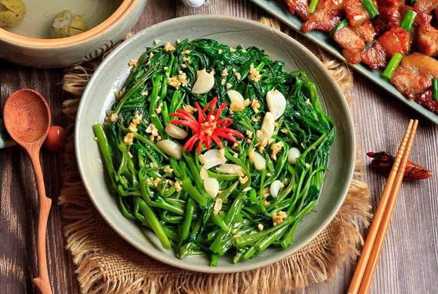  Rau muong xao toi (morning glory stir-fry) is included in top 100 Asian stir-fry dishes of TasteAtlas. Photo courtesy of Com Nha Facebook