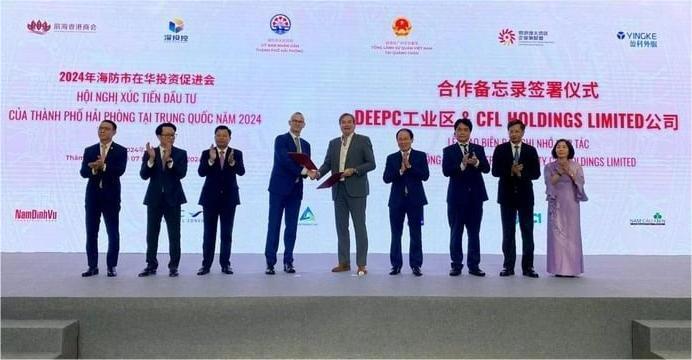 Delegations exchange documents at a Hai Phong city investment promotion conference in Shenzhen, China, August 7, 2024. Photo courtesy of Hai Phong news portal.