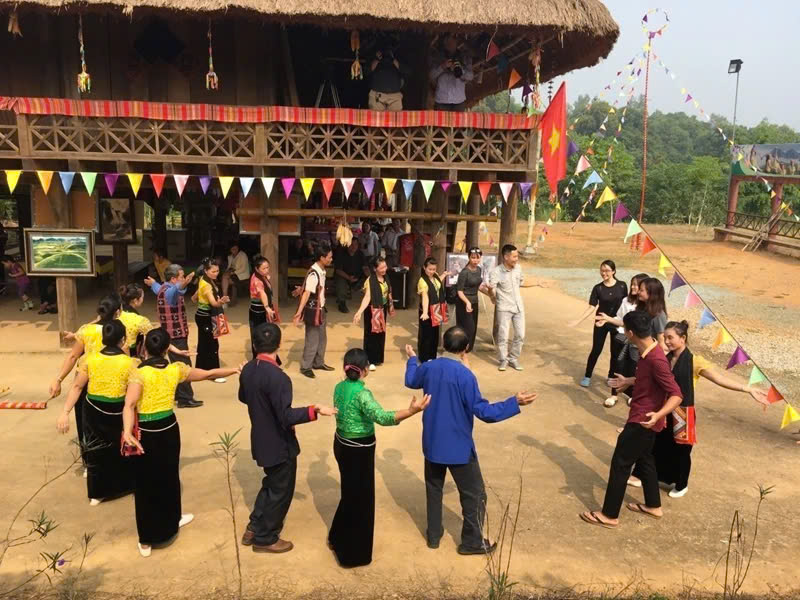 Activities held at the Vietnamese Ethnic Culture and Tourism Village have increased exchanges among residing ethnic groups, contributing to attracting more tourists to the village. Photo courtesy of dangcongsan.vn.