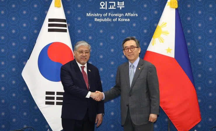 South Korean Foreign Minister Cho Tae-yul (right) shakes hands with his counterpart of the Philippines, Enrique Manalo, ahead of their talks in Seoul on August 7, 2024. Photo courtesy of Yonhap.