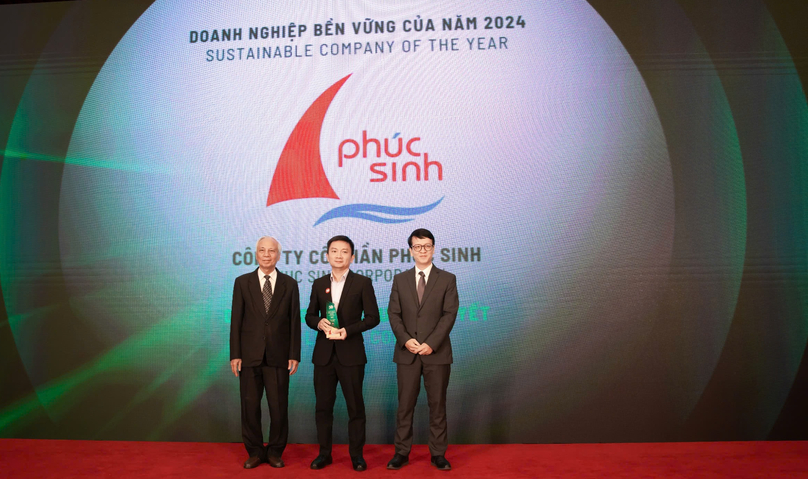 Tran Cong Vinh, deputy general director (center), receives the Top 50 Outstanding Sustainable Development Enterprises of 2024 award in Ho Chi Minh City, August 2, 2024. Photo courtesy of Phuc Sinh.