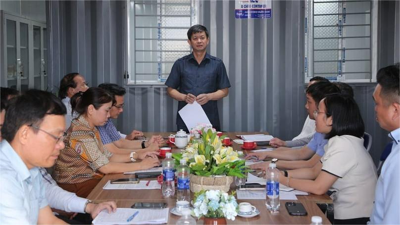 Le Quang Tung (standing), Secretary of Quang Tri Party Committee, makes an on-site check at VSIP Quang Tri in Quang Tri province, central Vietnam, August 6, 2024. Photo courtesy of Quang Tri newspaper.