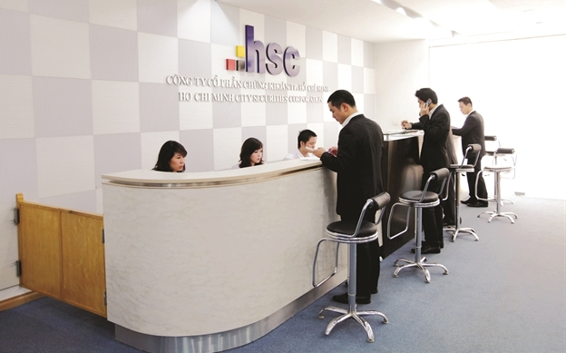 Customers at the counter of Ho Chi Minh City Securities Corporation (HSC). Photo courtesy of HSC.