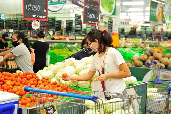 Consumers shop at an MM Mega Market outlet. Photo courtesy of Cong Thuong (Industry and Trade) newspaper.