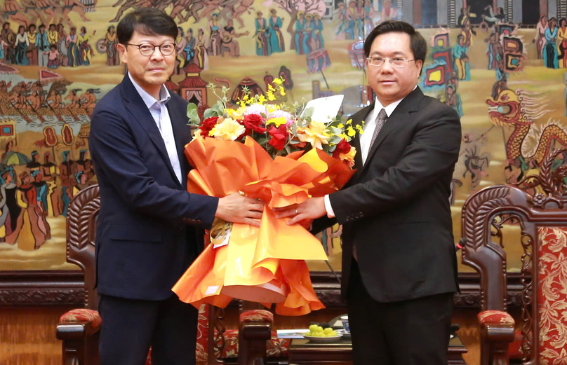 Vinh Phuc People's Committee Chairman Tran Duy Dong (right) at a meeting with Signetics CEO Song Young Hee in Vinh Phuc province, northern Vietnam, August 8, 2024. Photo courtesy of Vinh Phuc news portal.