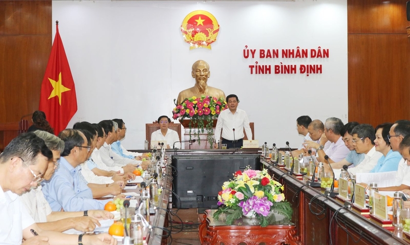 Minister of Industry and Trade Nguyen Hong Dien (standing) at a meeting with the authorities of Binh Dinh province, center Vietnam, August 9, 2024. Photo courtesy of Binh Dinh’s news portal.