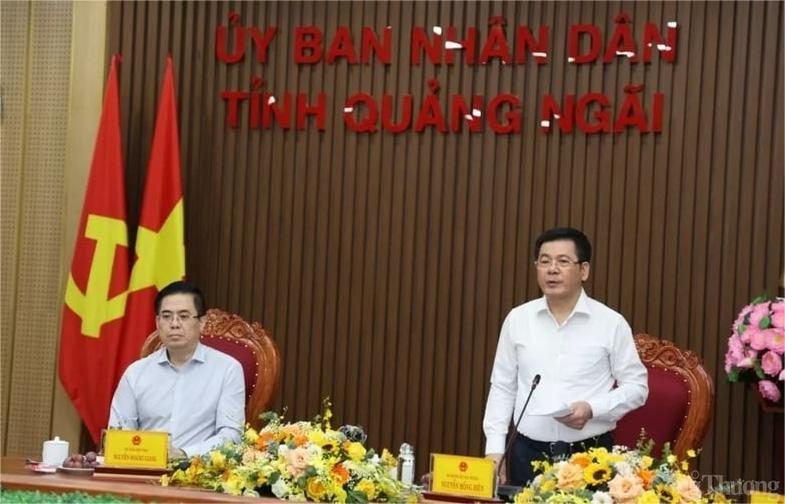 Minister of Industry and Trade Nguyen Hong Dien (standing) and Quang Ngai Chairman Nguyen Hoang Giang at a working session in Quang Ngai province, central Vietnam, August 8, 2024. Photo courtesy of the ministry.