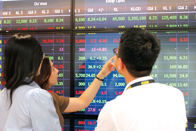 Investors monitor stock prices. Photo courtesy of Saigon Times magazine.