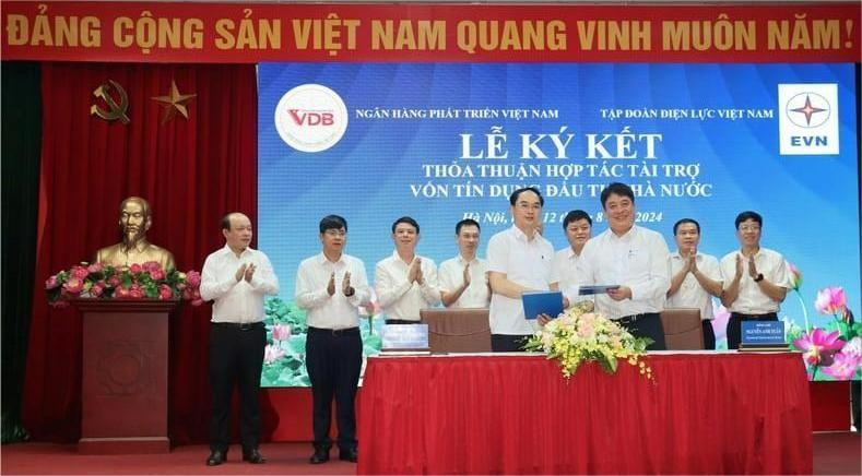 VDB general director Dao Quang Truong (front, left) and EVN general director Nguyen Anh Tuan (front, right) sign a funding cooperation pact, Hanoi, August 12, 2024. Photo courtesy of EVN.