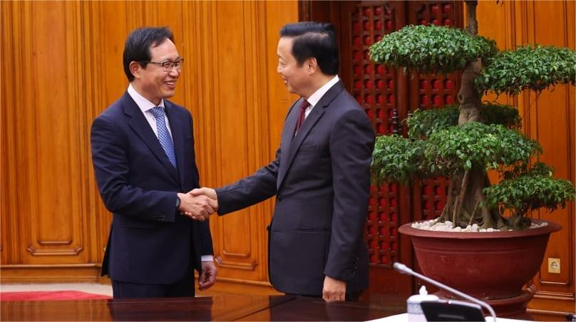 Vietnamese Deputy Prime Minister Tran Hong Ha receives general director of Samsung Vietnam Choi Joo Ho in Hanoi, August 12, 2024. Photo courtesy of the government's news portal.