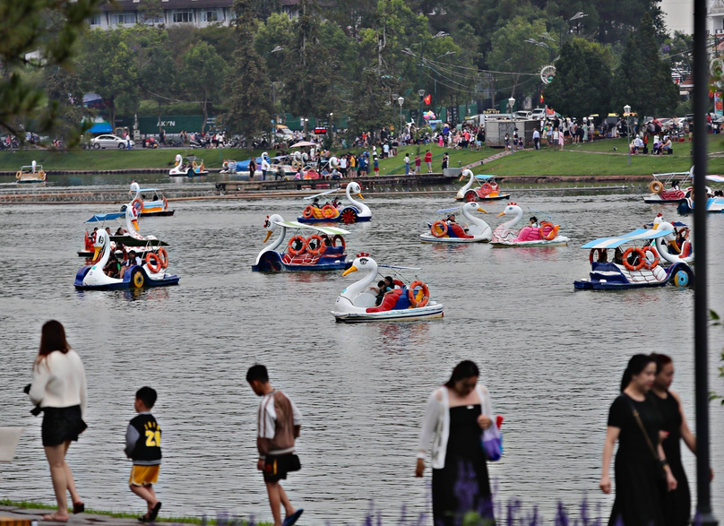  Tourists on a lake in Da Lat hilltown, Lam Dong province, central Vietnam. Photo courtesy of Lam Dong newspaper.