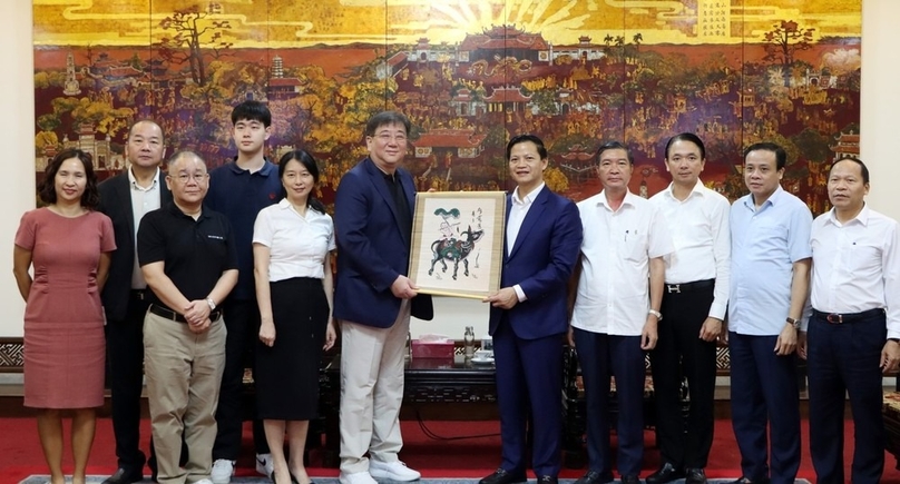  Bac Ninh Chairman Vuong Quoc Tuan (fifth from right) presents Johnson Health Tech. Co., Ltd. CEO Jason Lo a gift at a meeting in Bac Ninh, northern Vietnam, August 12, 2024. Photo courtesy of Tien Phong (Pioneer) newspaper.