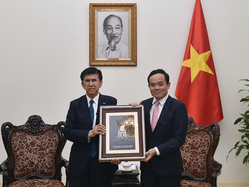 Nidec chairman Yoshihisa Kitao (left) and Deputy Prime Minister Tran Luu Quang at a meeting in Hanoi on July 23, 2024. Photo courtesy of the government's news portal.