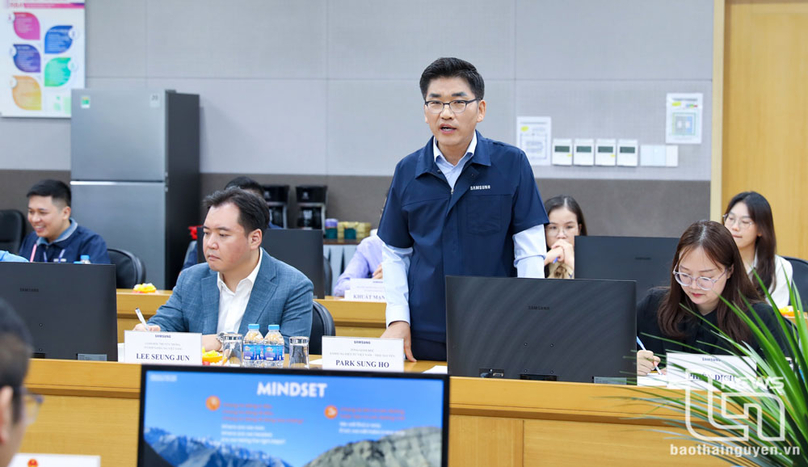 Park Sung Ho (standing), CEO of Samsung Electronics Vietnam Thai Nguyen, speaks at a press meeting on August 14, 2024. Photo courtesy of Thai Nguyen newspaper.