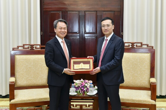 State Bank of Vietnam (SBV) Deputy Governor Pham Quang Dung (right) and Shinhan Financial Group chairman and CEO Jin Okdong at a meeting in Hanoi, August 14, 2024. Photo courtesy of the SBV.