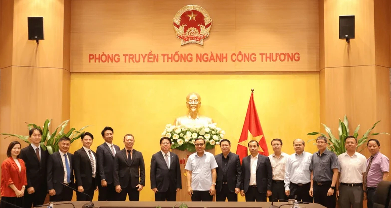 Deputy Minister of Industry and Trade Nguyen Hoang Long (center) and Yoshiaki Yokota (seventh, left), managing executive officer and CEO for Energy & Infrastructure Solution Group at Marubeni, at a meeting in Hanoi on August 13, 2024. Photo courtesy of the ministry.