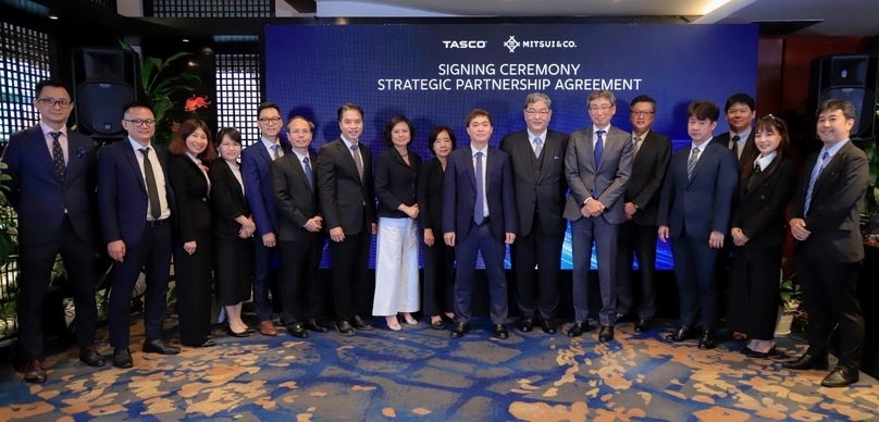  Executives of Tasco and Mitsui & Co. pose for a group photo. Photo courtesy of Tasco.