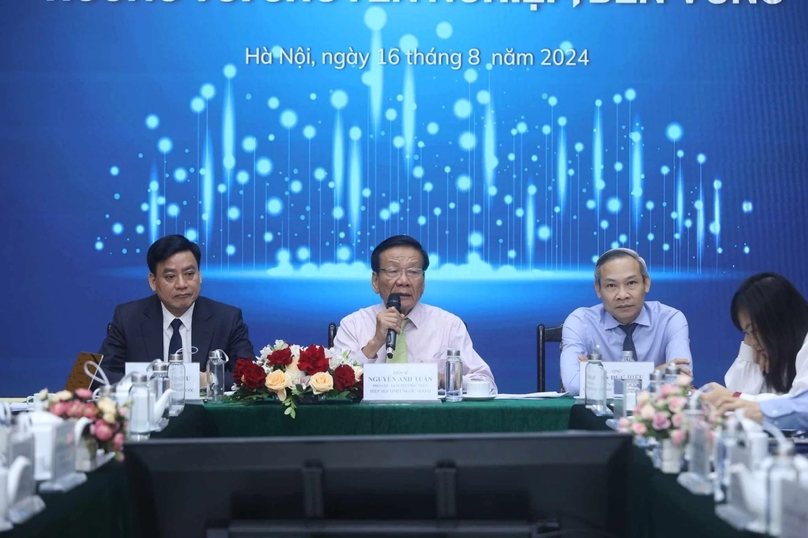 Nguyen Anh Tuan (center), VAFIE standing vice chairman, chairs a workshop on Vietnam's corporate bond market, Hanoi, August 16, 2024. Photo by The Investor/Trong Hieu.