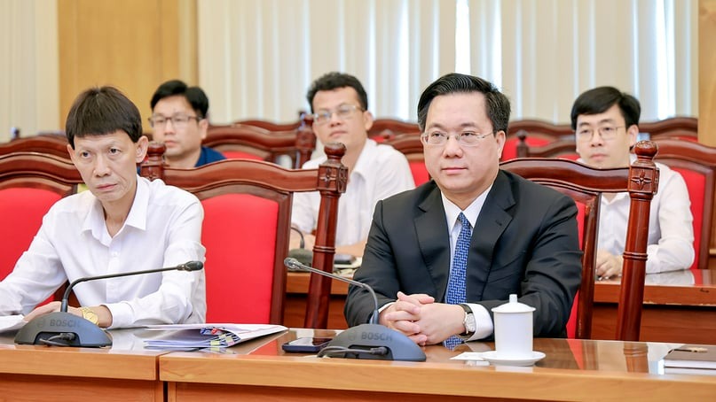 Vinh Phuc Chairman Tran Duy Dong (black suit) at a meeting with Sumitomo in Vinh Phuc province, northern Vietnam, August 15, 2024. Photo courtesy of Vinh Phuc newspaper.