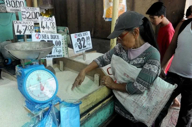  Shoppers buy rice at a market in Manila, the Philippines. Photo courtesy of AFP/VNA.