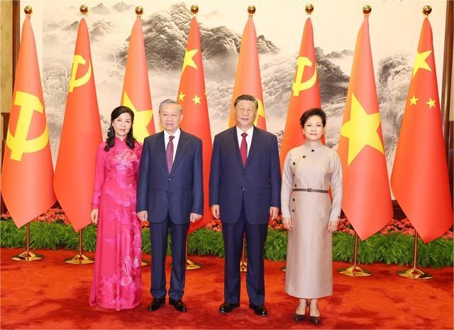 Vietnam's Party General Secretary and State President To Lam (second, left) and General Secretary and President of China Xi Jinping and their wives before official talks at the Great Hall of the People in Beijing, China, August 19, 2024. Photo courtesy of Vietnam News Agency.