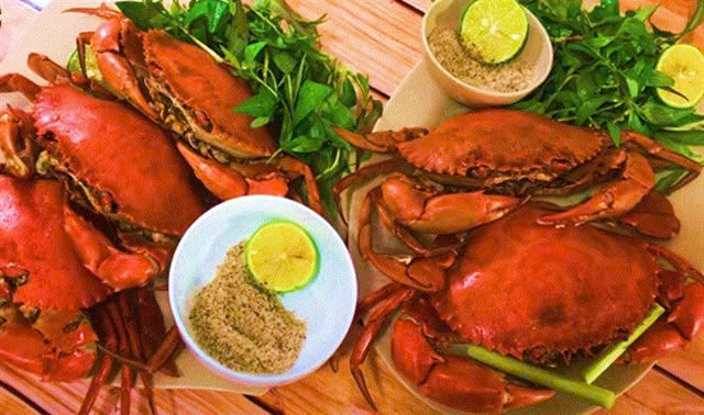 BIG TASTE TOO: Hard to beat, big rich and delicious Ca Mau crabs live in the marshland where the mangrove forests grow. Photo courtesy of http://camau.gov.vn