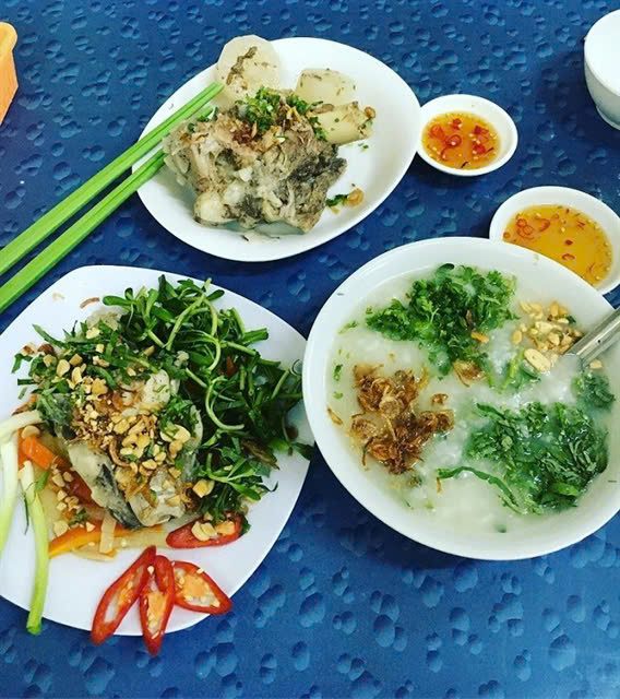 Almost all visitors to Tien Giang say they try snakehead porridge with wild bitter vegetables (locally known as chao ca loc rau dang) when visiting the province. Photo courtesy of mia.vn