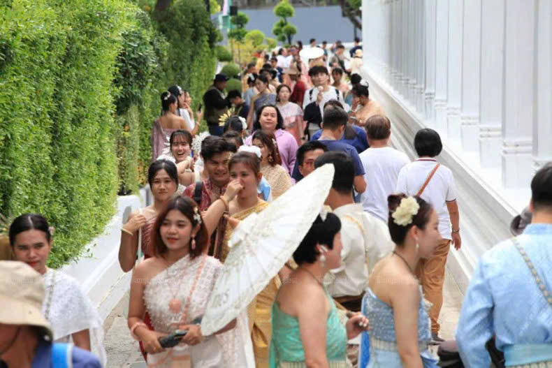  Tourists visit the Temple of Dawn in Bangkok. Photo courtesy of Bangkok Post.