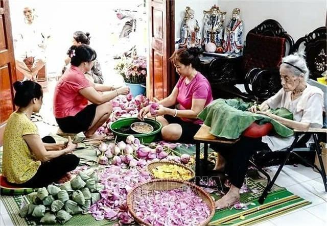 The traditional craft of making lotus-scented tea in Quang An ward, Tay Ho district becomes a symbol of Hanoi's culinary culture. Photo courtesy of Vietnam News Agency.