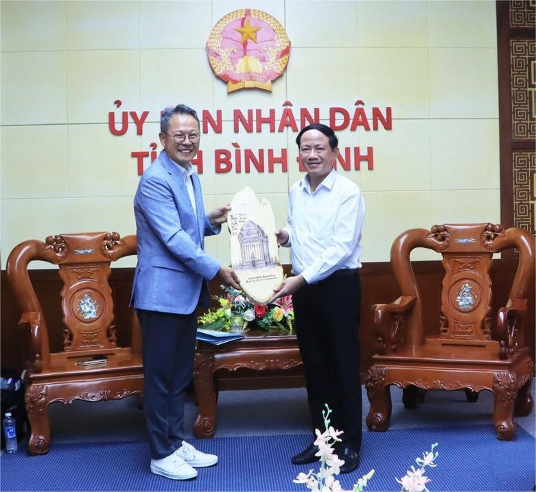 Binh Dinh Chairman Pham Anh Tuan (right) and Kim Kye Yong, chief representative of Korean Air in Ho Chi Minh City, at meeting in the central coastal province, August 21, 2024. Photo courtesy of Binh Dinh news portal.