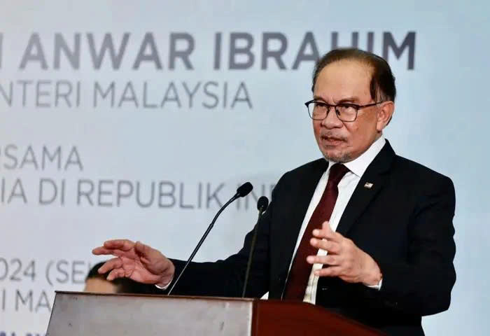 Malaysian Prime Minister Datuk Seri Anwar Ibrahim delivers a speech during a gathering with the Malaysian diaspora in India at the multipurpose hall of the Malaysian High Commission in India, Aug 20, 2024. Photo courtesy of Bernama.